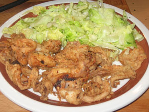 Tintenfische frittiert mit Salat 